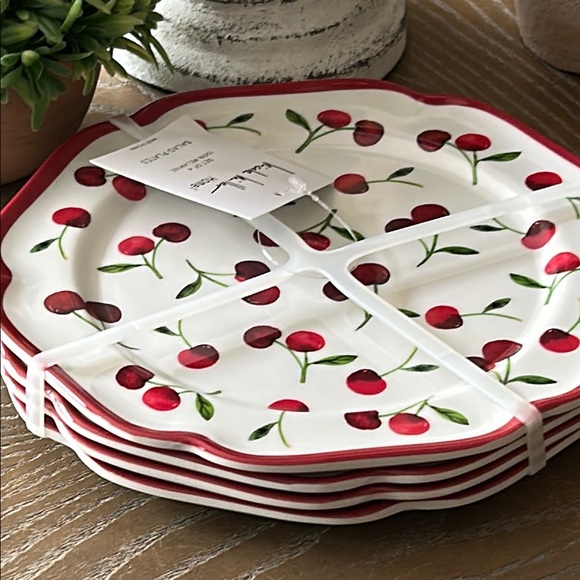 NEW! Set/4 Vintage Inspired Outdoor Melamine Red & White Cherry Scalloped Plates - Picture 3 of 6